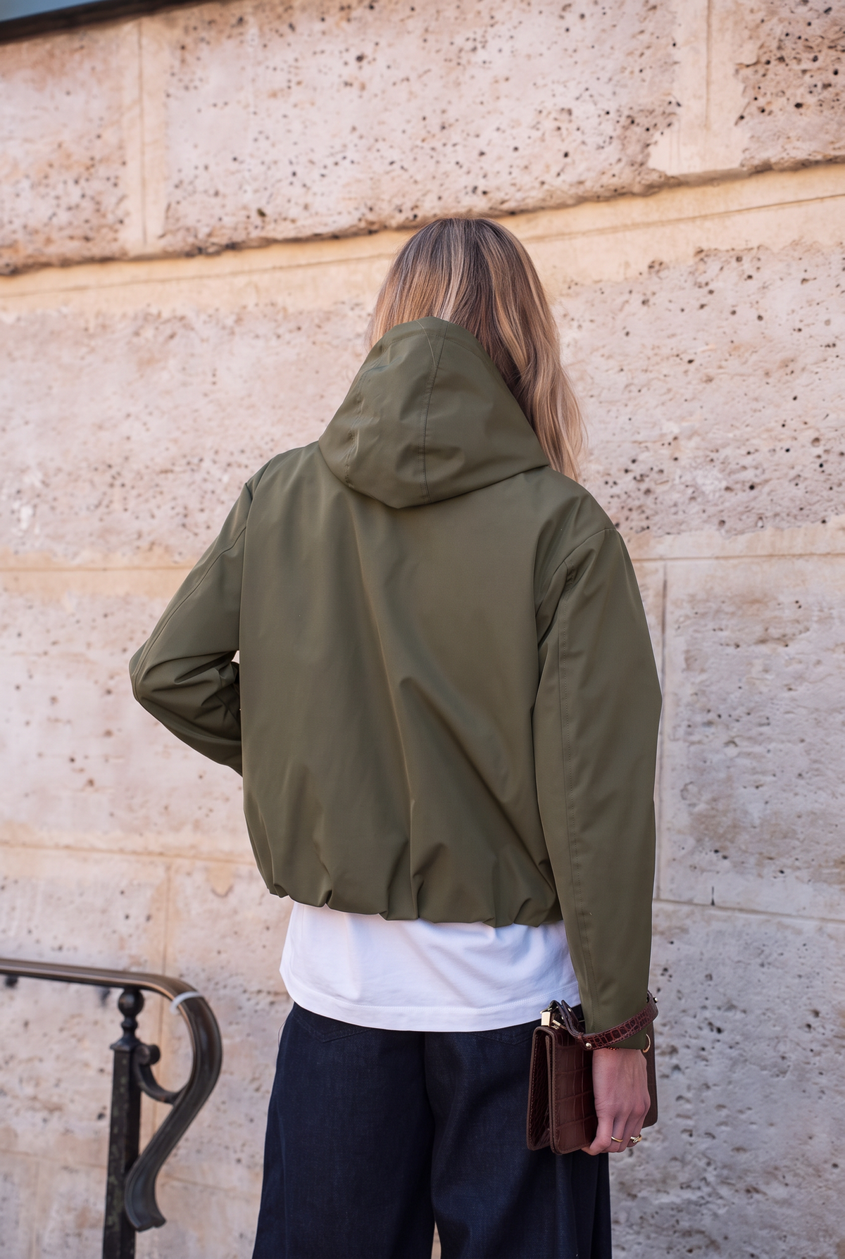 Veste imperméable courte à capuche kaki pour femme – vue 4