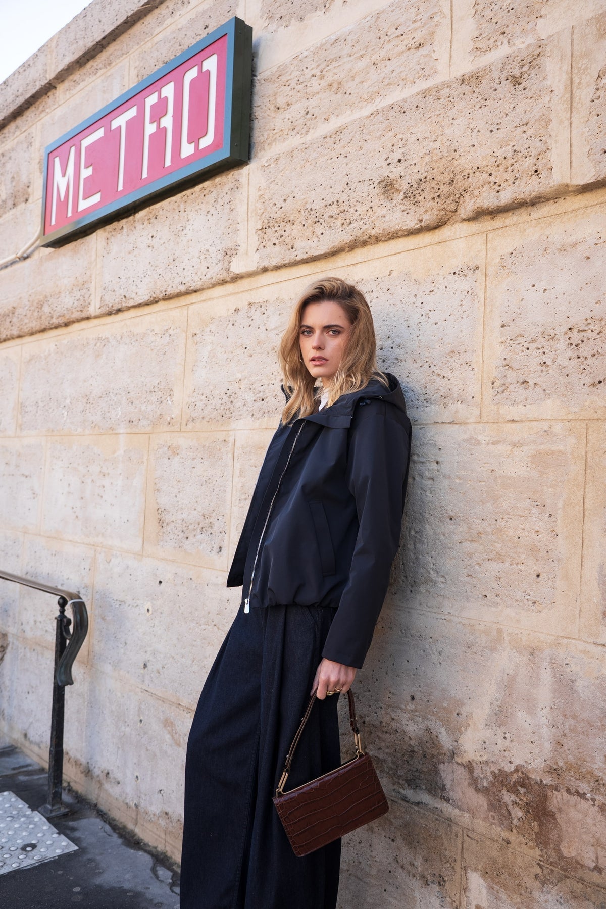 Veste imperméable courte à capuche marine pour femme – vue 3