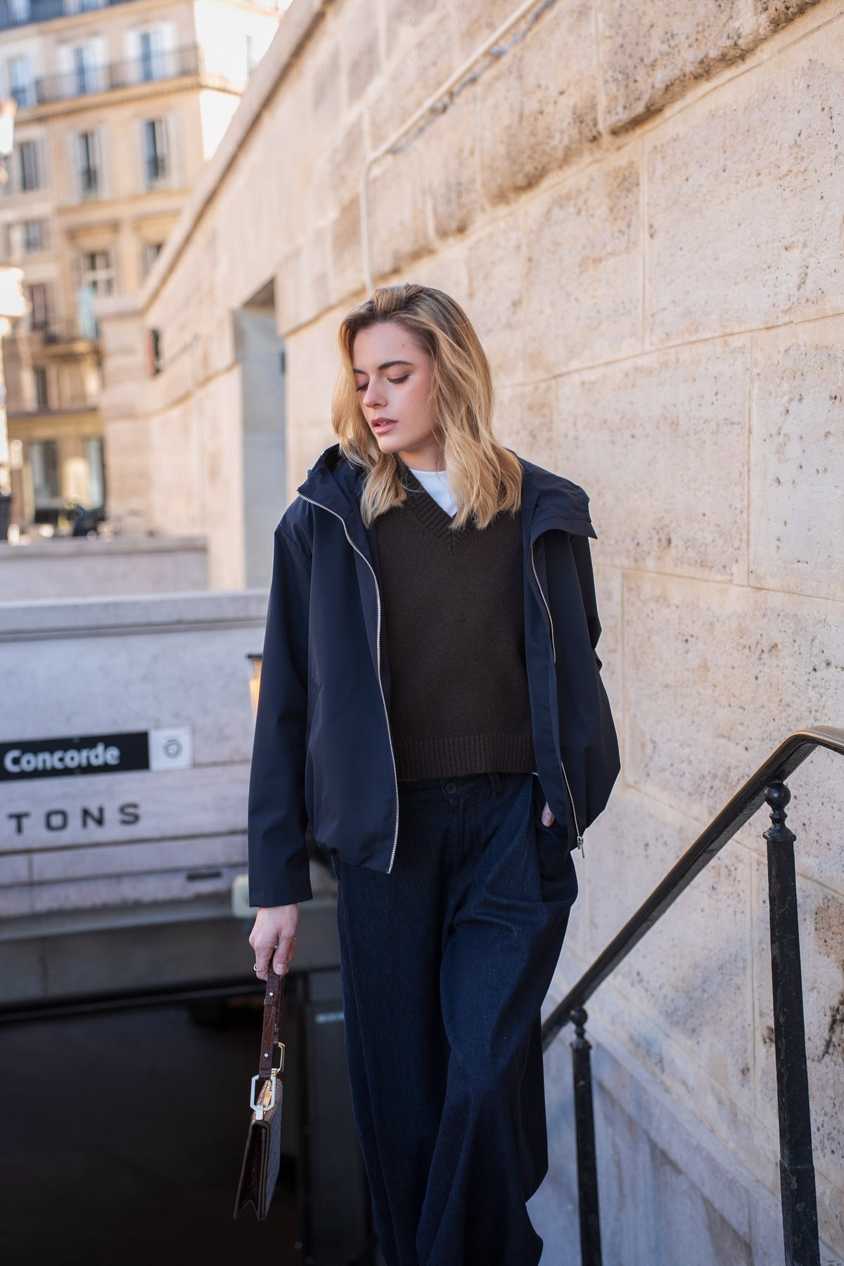 Veste imperméable courte à capuche marine pour femme – vue 4
