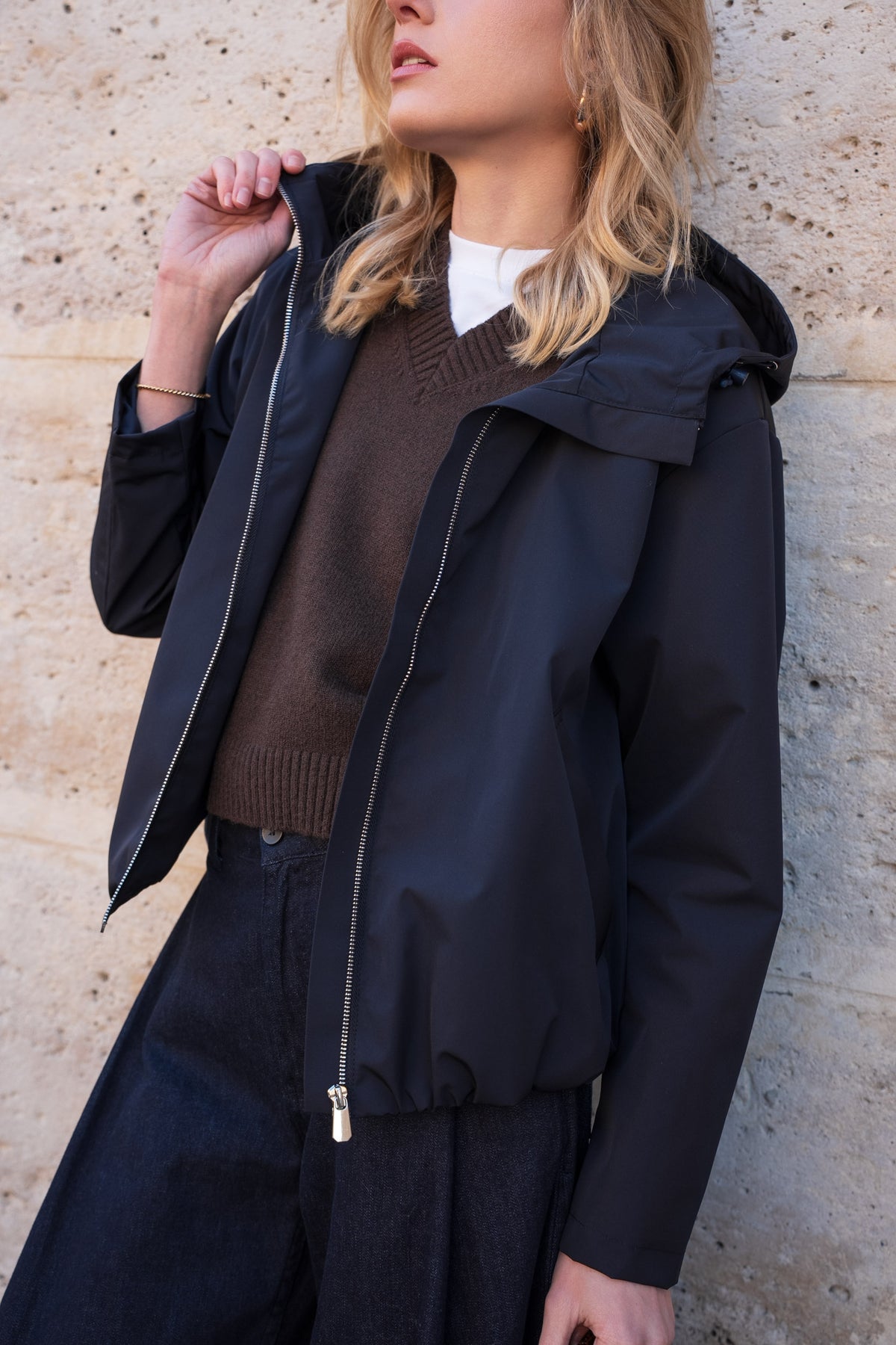 Veste imperméable courte à capuche marine pour femme – vue 5