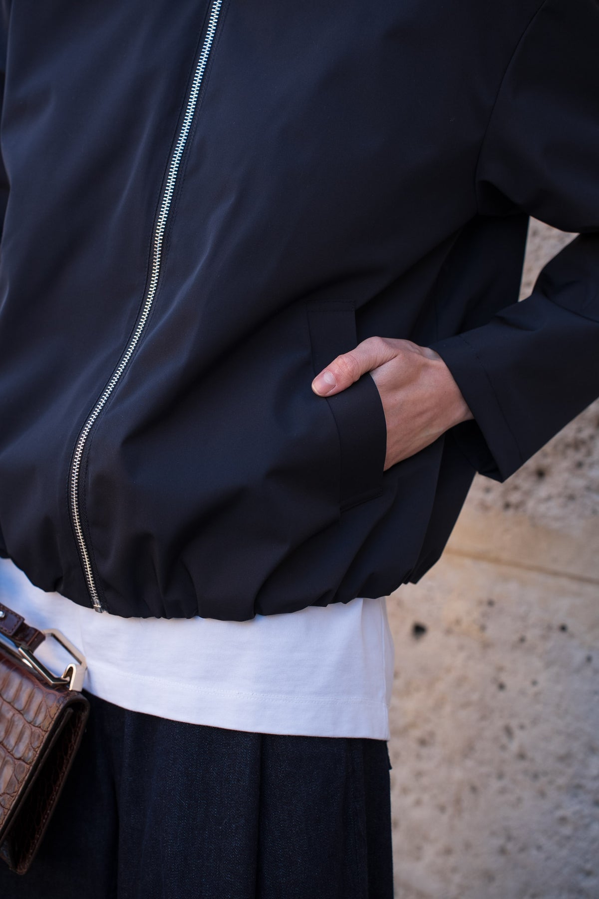 Veste imperméable courte à capuche marine pour femme – vue 7