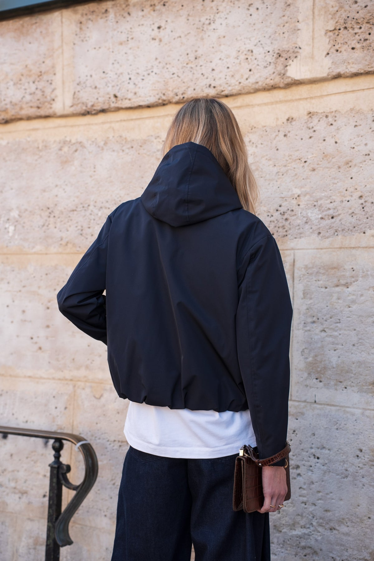 Veste imperméable courte à capuche marine pour femme – vue 8