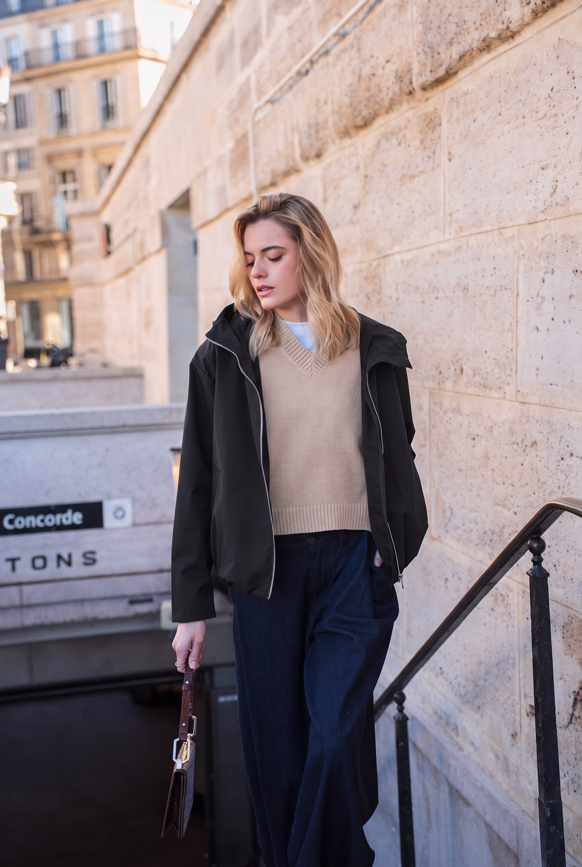 Veste imperméable courte à capuche noir pour femme – vue 2
