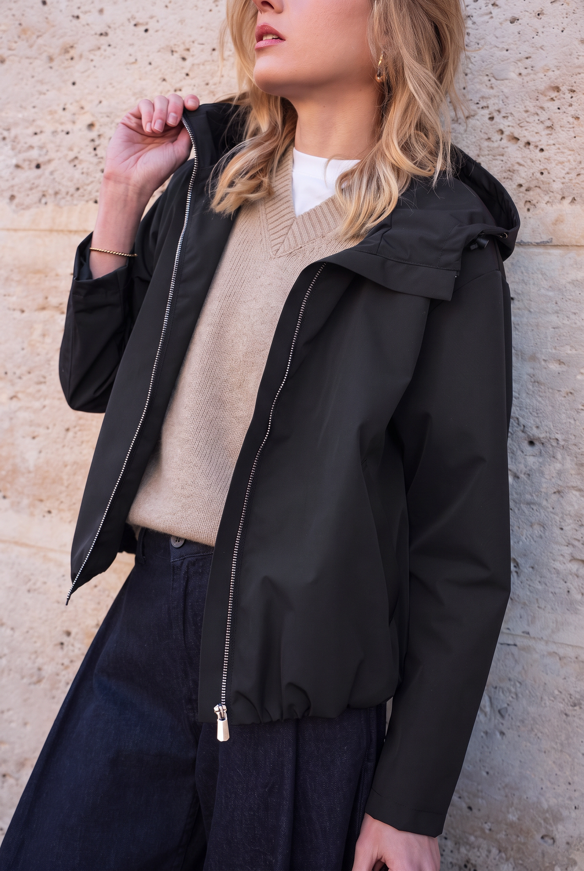 Veste imperméable courte à capuche noir pour femme – vue 3