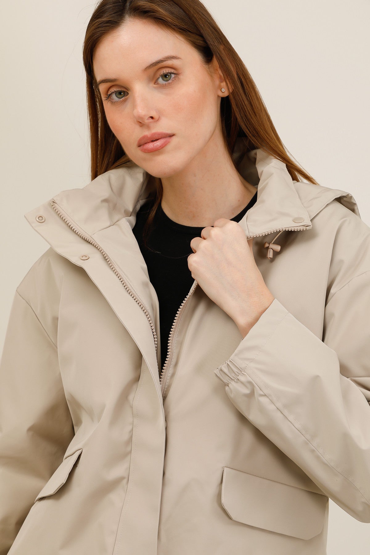 Veste imperméable courte mi-saison à capuche amovible beige pour femme – vue 3
