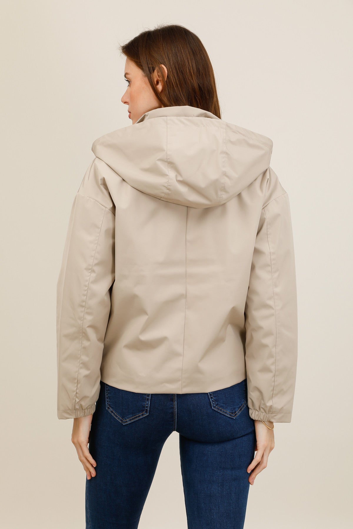 Veste imperméable courte mi-saison à capuche amovible beige pour femme – vue 4