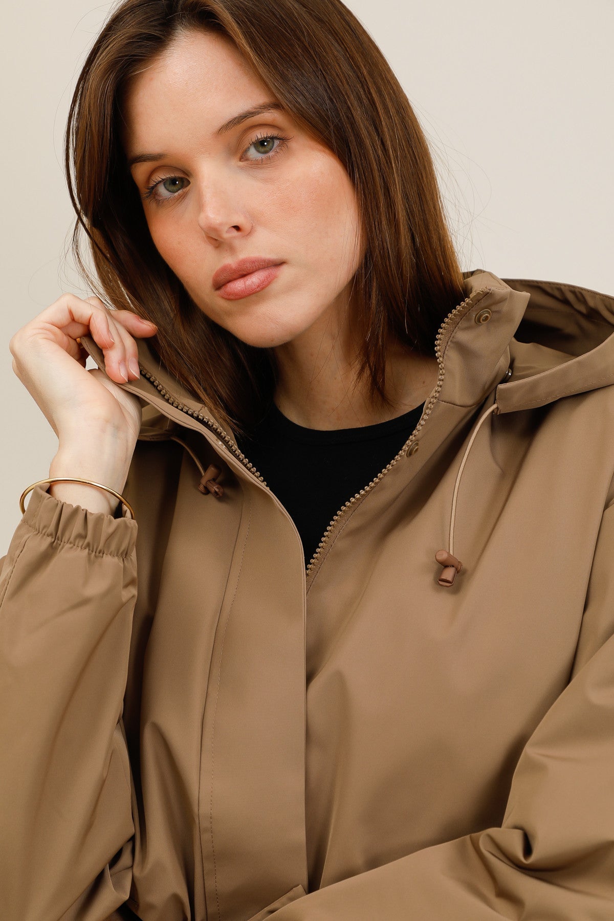 Veste imperméable courte mi-saison à capuche amovible camel pour femme – vue 3