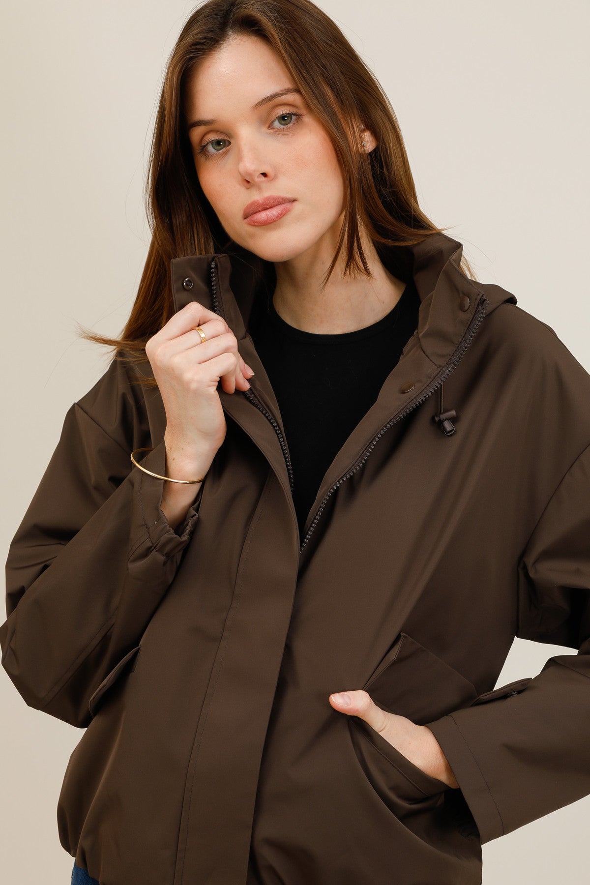 Veste imperméable courte mi-saison à capuche amovible marron pour femme – vue 1