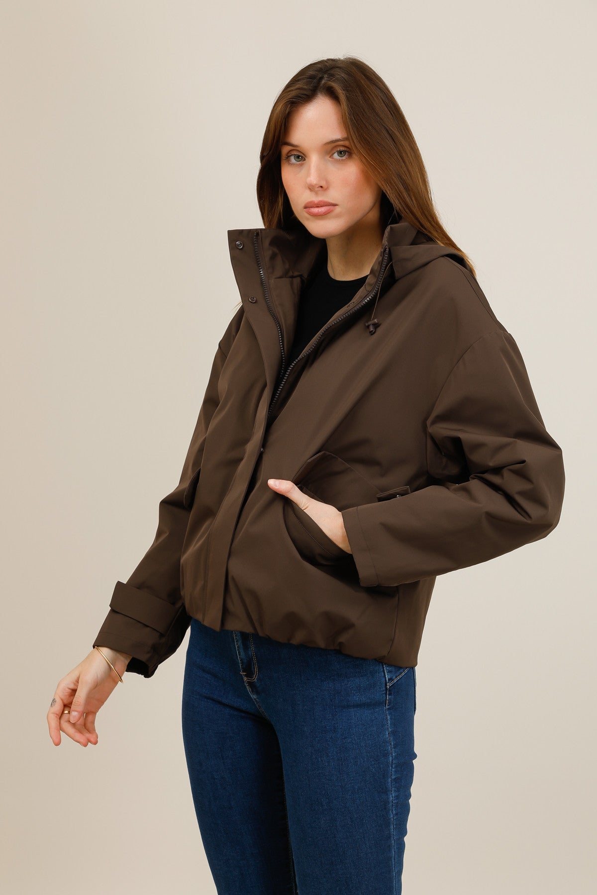 Veste imperméable courte mi-saison à capuche amovible marron pour femme – vue 2