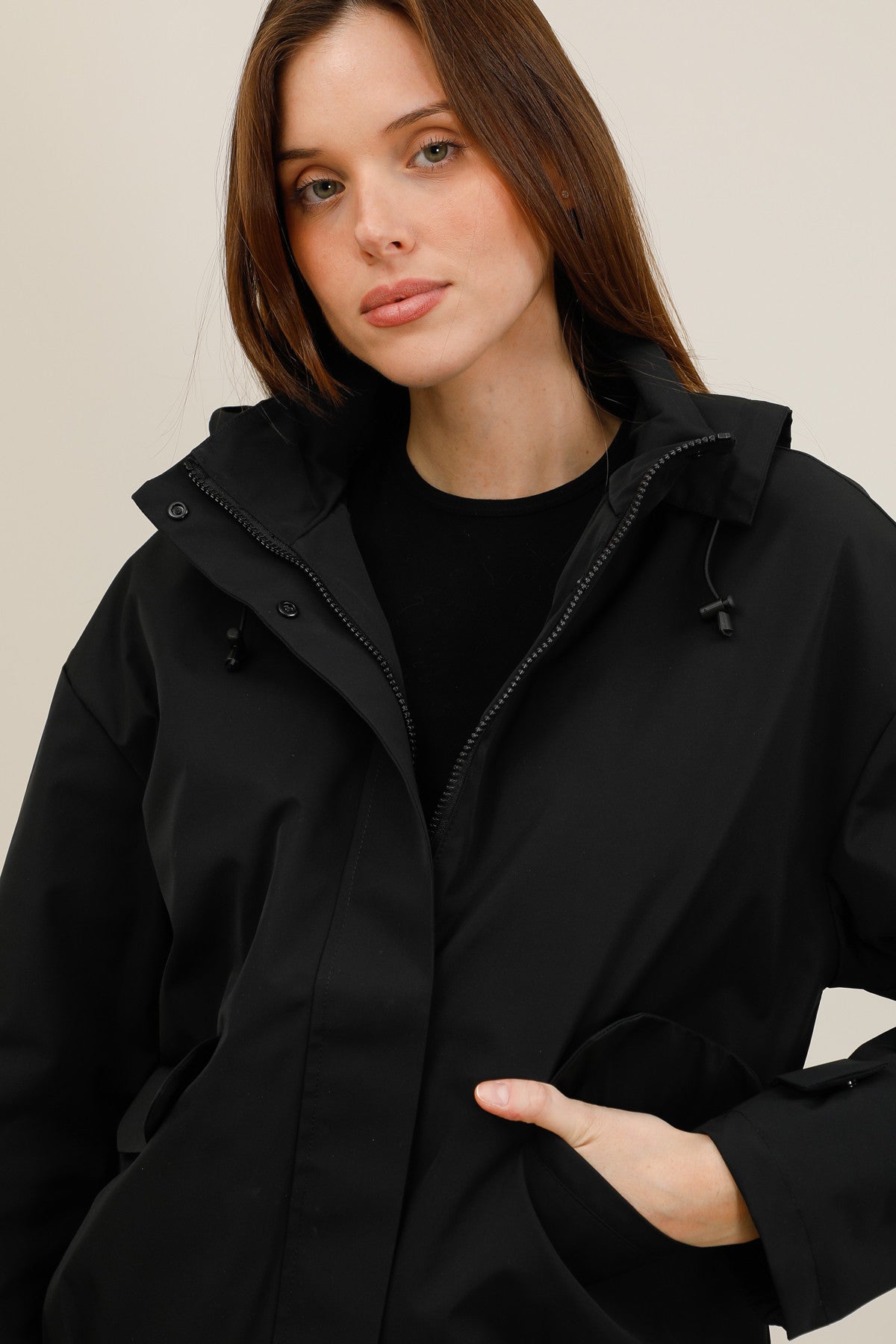 Veste imperméable courte mi-saison à capuche amovible noir pour femme – vue 3