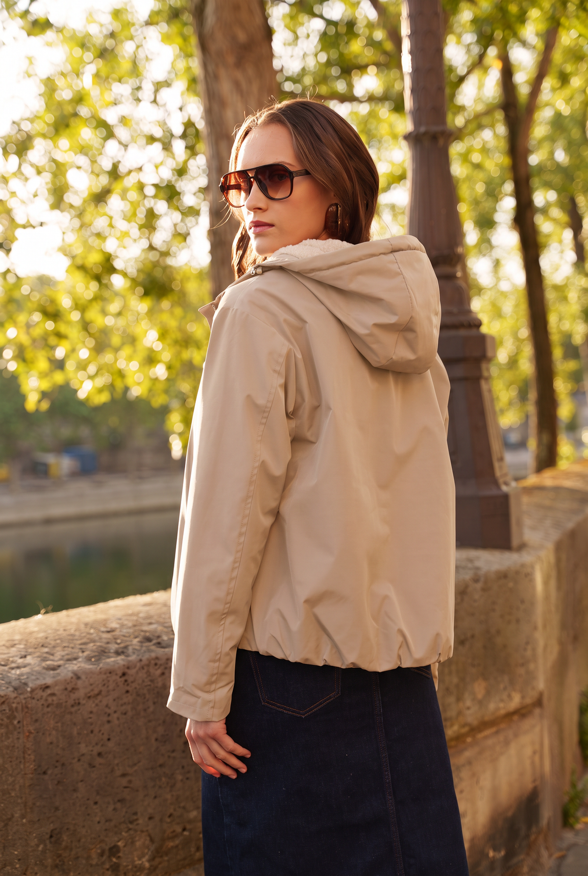 Veste imperméable fourrée à capuche beige pour femme – vue 4