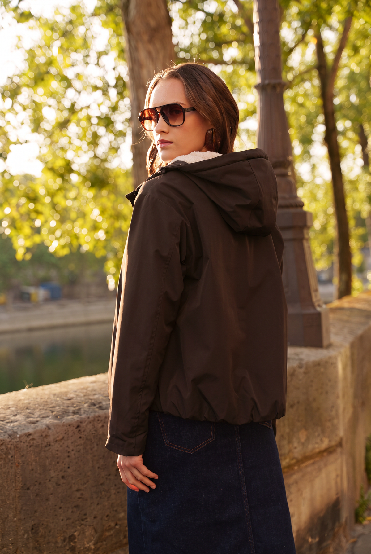 Veste imperméable fourrée à capuche marron chocolat pour femme – vue 4